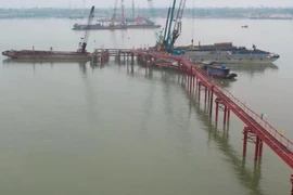 Hà Nội thần tốc thi công cầu Thượng Cát kịp vượt lũ sông Hồng