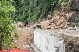 Đèo Đại Ninh sạt lở, đất đá tràn xuống Quốc lộ 28B