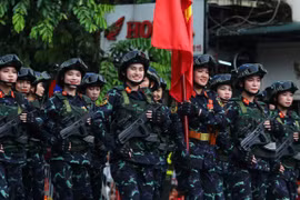 Các khối diễu binh, diễu hành đi trong tiếng reo hò của nhân dân