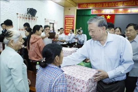 Tổng Bí thư Tô Lâm thăm, tặng quà người dân bị ảnh hưởng do mưa lũ tại Huế