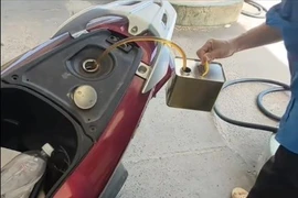 Nhân viên cây xăng ở Lâm Đồng rút lại xăng vì khách chuyển khoản
