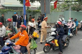 Công an TP HCM tặng quà nghĩa tình tiễn người dân về quê đón Tết