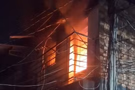 Cháy nhà ở TP HCM, đục cửa cứu cụ ông khỏi biển lửa