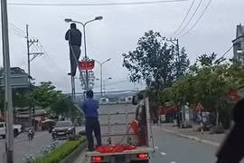 CSGT Quảng Ngãi xác minh xe biển xanh chở người 'làm xiếc' trên quốc lộ