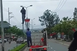 CSGT Quảng Ngãi xác minh xe biển xanh chở người 'làm xiếc' trên quốc lộ