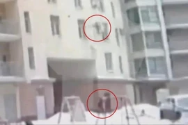 Khoảnh khắc người đàn ông cứu được cậu bé 7 tuổi ngã từ bệ cửa sổ tầng 7