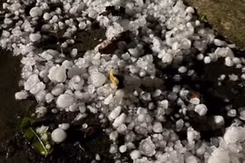 Mưa đá lớn ở Lào Cai gây sập nhà, 4 người bị thương 