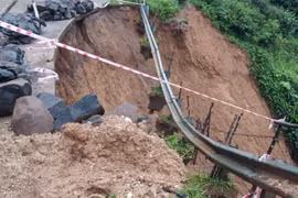 Mưa lớn gây sạt lở nguy hiểm trên tỉnh lộ ở Quảng Ngãi