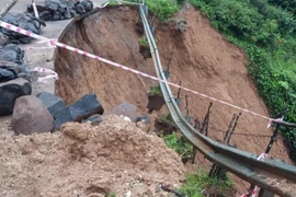 Mưa lớn gây sạt lở nguy hiểm trên tỉnh lộ ở Quảng Ngãi