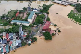 Nước lũ tràn đê sông Bùi, nhiều nơi ở ngoại thành Hà Nội bị ngập