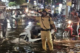 CSGT vừa phân luồng, vừa giúp dân giữa mênh mông 'biển nước'