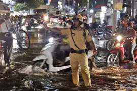 CSGT vừa phân luồng, vừa giúp dân giữa mênh mông 'biển nước'