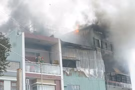 Cháy nhà 4 tầng trong hẻm ở Đà Nẵng, lửa bùng lên cùng tiếng nổ lớn