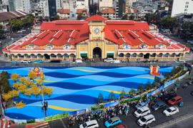 Bất ngờ chợ Bến Thành khoác áo mới với sắc xanh sóng biển