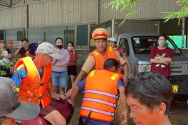 Lực lượng chức năng Lâm Đồng ứng cứu người dân trong tâm lũ Hàm Thắng