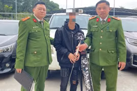 Xử lý nam thanh niên mang kiếm dạo chơi công viên Lãm Làng