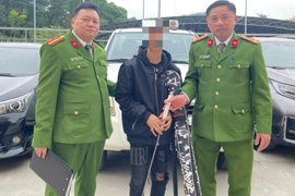 Xử lý nam thanh niên mang kiếm dạo chơi công viên Lãm Làng