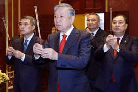 Tổng Bí thư Tô Lâm dâng hương tại Hoàng thành Thăng Long và Nhà 67