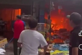 'Biển lửa' bao trùm cửa hàng đồ nhựa ở TP HCM