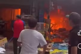 'Biển lửa' bao trùm cửa hàng đồ nhựa ở TP HCM