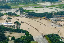 Mênh mông sóng nước trên Quảng trường Mỹ Đình