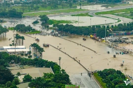 Mênh mông sóng nước trên Quảng trường Mỹ Đình