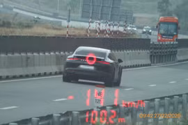 Xử phạt chủ xe Porsche chạy 141 km/h trên cao tốc Cam Lâm - Vĩnh Hảo