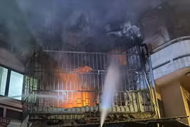 Hồi hộp giây phút Cảnh sát cứu người trong đám cháy