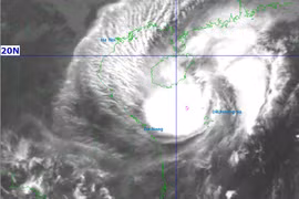 Bão số 12 cách Đà Nẵng 280km, trưa nay miền Trung bắt đầu mưa lớn