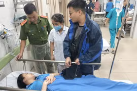 Công an Hà Nội kịp thời hỗ trợ cô gái ngã do mưa bão cấp cứu kịp thời
