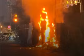 Lửa bốc cháy cuồn cuộn trên trụ điện giữa khu dân cư ở TP HCM