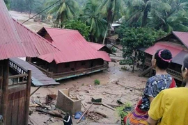 Người dân bất lực nhìn lũ cuốn trôi tài sản.