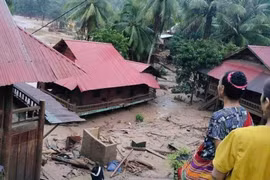 Người dân bất lực nhìn lũ cuốn trôi tài sản.