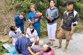 Giúp sản phụ vùng lũ Nghệ An vượt cạn an toàn ngay bên đường