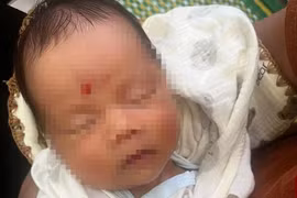 Bé trai sơ sinh được phát hiện nằm khóc một mình trên đê biển