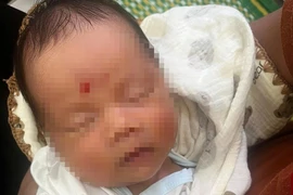 Bé trai sơ sinh được phát hiện nằm khóc một mình trên đê biển