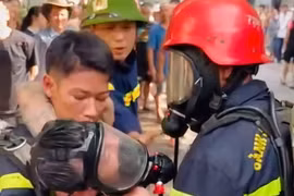 Kịp thời giải cứu người đàn ông bị mắc kẹt trong đám cháy