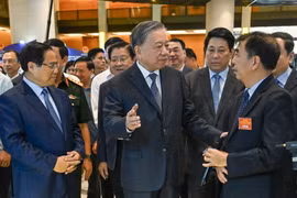 Tổng Bí thư Tô Lâm trao đổi với các đại biểu tại sự kiện (Ảnh: Nhân Dân)