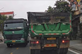 Từ clip của người dân, CSGT Phú Thọ xử phạt 2 lái xe dừng không đúng quy định