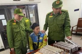 Bắt giữ đối tượng vận chuyển 300 bao thuốc lá nghi nhập lậu ở Hà Nội