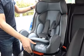 Xe kinh doanh không bắt buộc phải lắp ghế an toàn cho trẻ em
