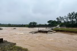 Ngầm tràn Trại Ngựa ở Thái Nguyên bị nước cuốn trôi. Ảnh: Quang Linh.