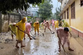 CSGT TP HCM lội bùn giúp dân khắc phục thiên tai ở Gia Lai