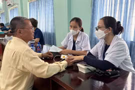 Viện Chiến lược và Chính sách Y tế cùng đội ngũ y tế thăm hỏi,