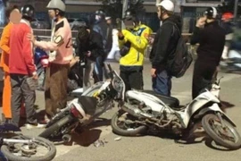 Ô tô tông liên hoàn xe máy khi đang chờ đèn đỏ trên phố Hà Nội