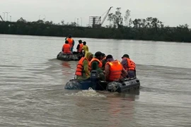 Tìm thấy thi thể 2 bé gái trong vụ bố ôm hai con nhảy cầu Bến Thủy