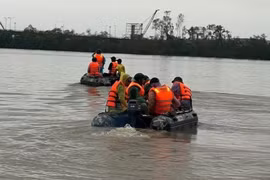 Tìm thấy thi thể 2 bé gái trong vụ bố ôm hai con nhảy cầu Bến Thủy