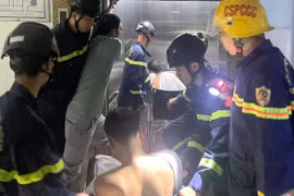 Giải cứu 2 bệnh nhân và 1 nhân viên y tế mắc kẹt trong thang máy bệnh viện ở Đà Nẵng