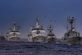 Hùng tráng cuộc diễu binh trên biển lần đầu tiên trong lịch sử Việt Nam