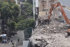 Phá dỡ "Hàm cá mập" thiếu hệ thống phun nước- phát tán bụi